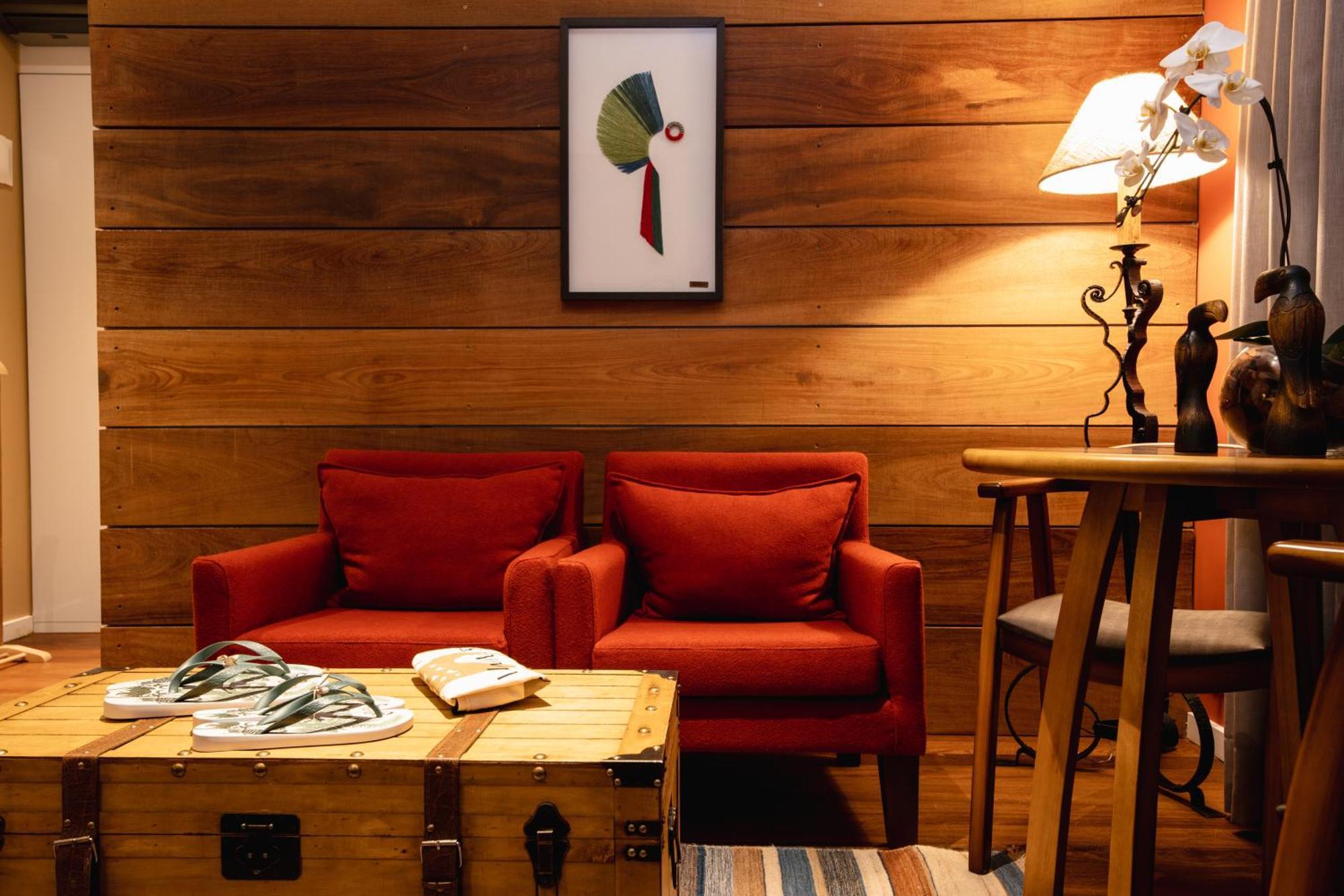 Sanma Hotel Foz do Iguaçu Buitenkant foto A living room with a wooden wall